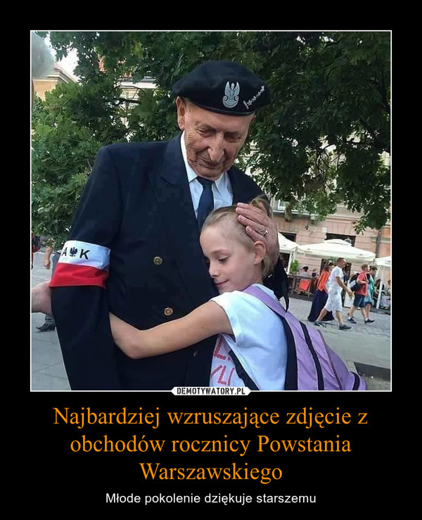 Najbardziej wzruszające zdjęcie z obchodów rocznicy Powstania Warszawskiego – Młode pokolenie dziękuje starszemu 