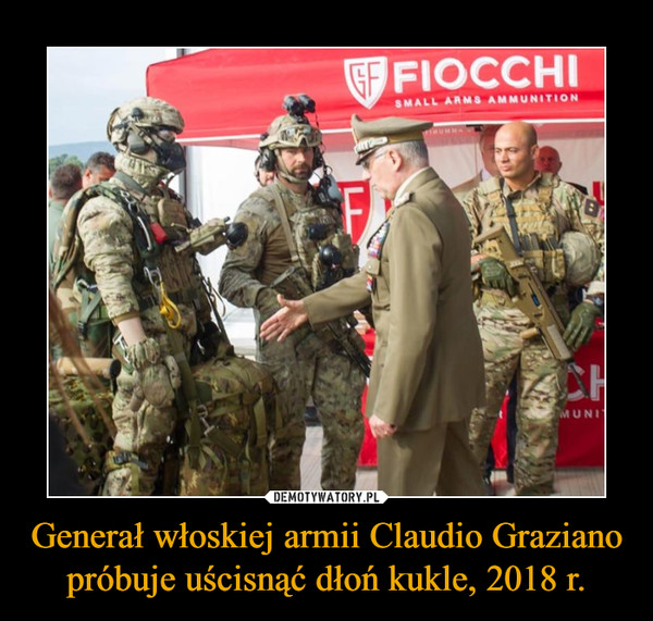 Generał włoskiej armii Claudio Graziano próbuje uścisnąć dłoń kukle, 2018 r. –  