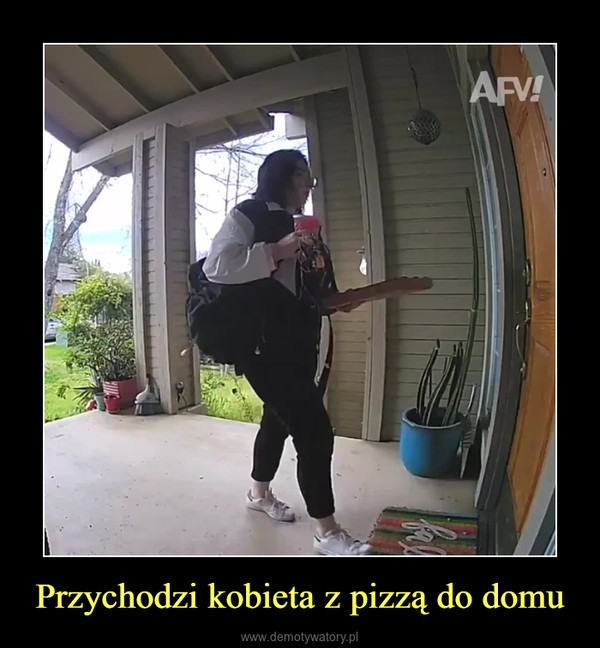Przychodzi kobieta z pizzą do domu –  