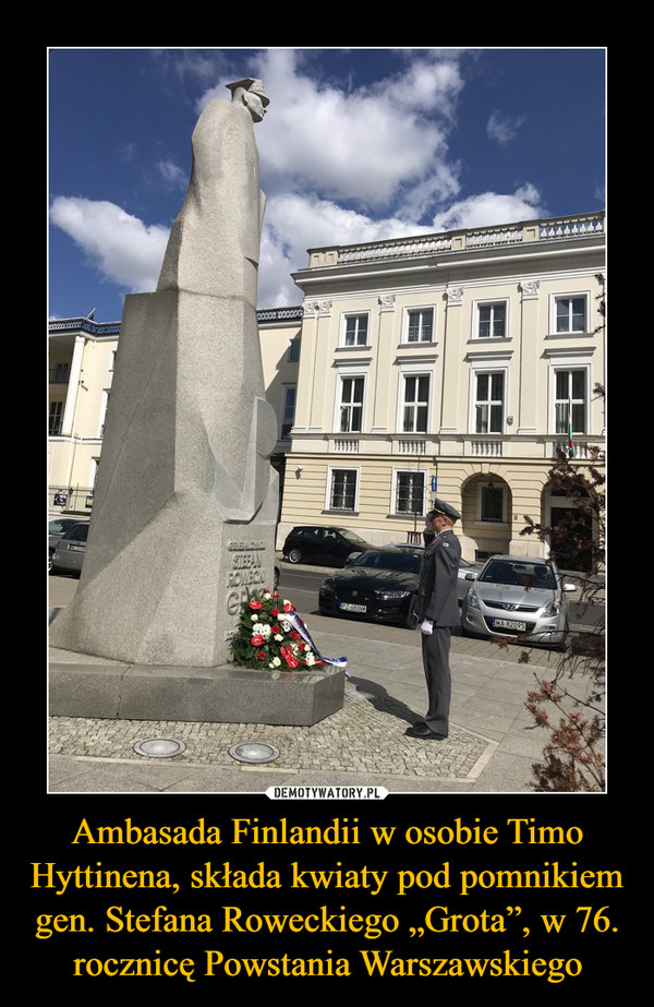 Ambasada Finlandii w osobie Timo Hyttinena, składa kwiaty pod pomnikiem gen. Stefana Roweckiego „Grota”, w 76. rocznicę Powstania Warszawskiego –  