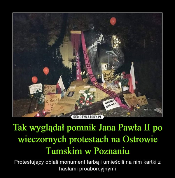 Tak wyglądał pomnik Jana Pawła II po wieczornych protestach na Ostrowie Tumskim w Poznaniu