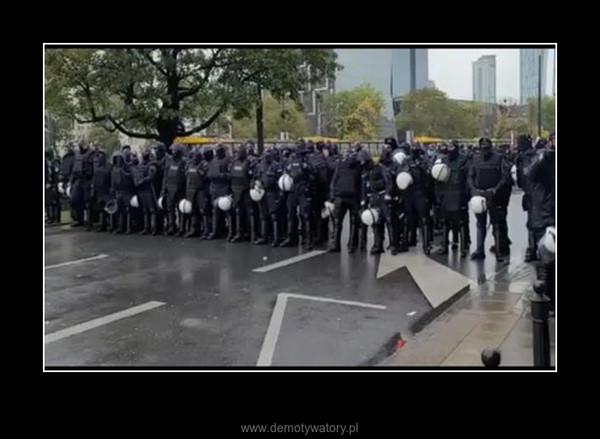 Dwukondon policji :) – Policja pilnuje, żeby protestującym nic się nie stało :) 