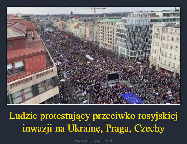 Ludzie protestujący przeciwko rosyjskiej inwazji na Ukrainę, Praga, Czechy –  