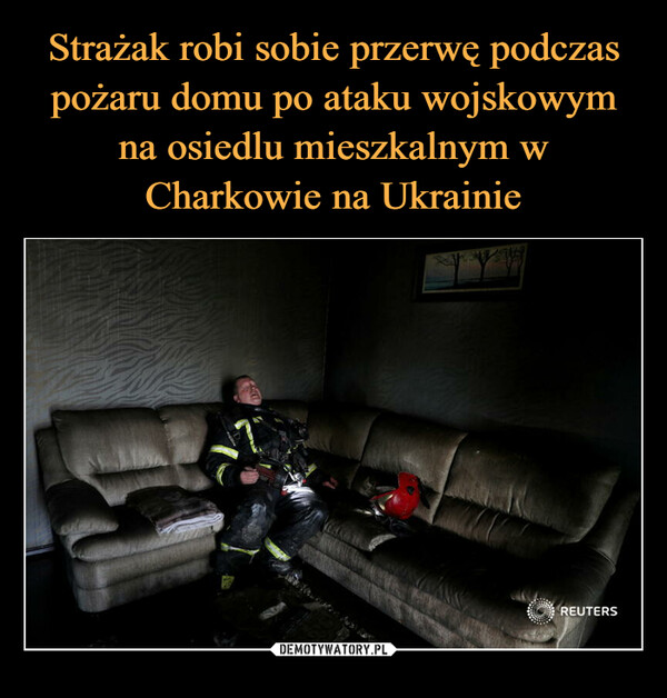 Strażak robi sobie przerwę podczas pożaru domu po ataku wojskowym na osiedlu mieszkalnym w Charkowie na Ukrainie