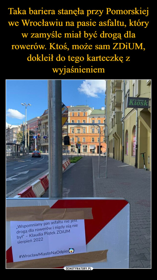 Taka bariera stanęła przy Pomorskiej we Wrocławiu na pasie asfaltu, który w zamyśle miał być drogą dla rowerów. Ktoś, może sam ZDiUM, dokleił do tego karteczkę z wyjaśnieniem