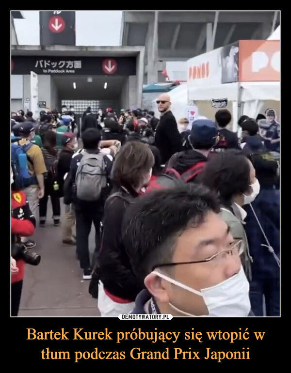 Bartek Kurek próbujący się wtopić w tłum podczas Grand Prix Japonii