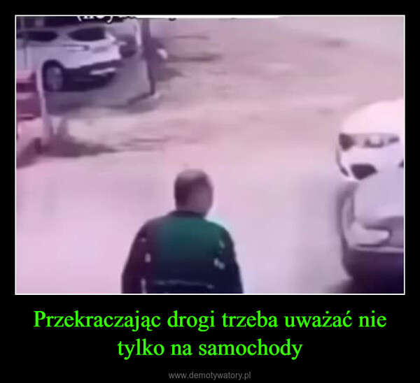 Przekraczając drogi trzeba uważać nie tylko na samochody –  